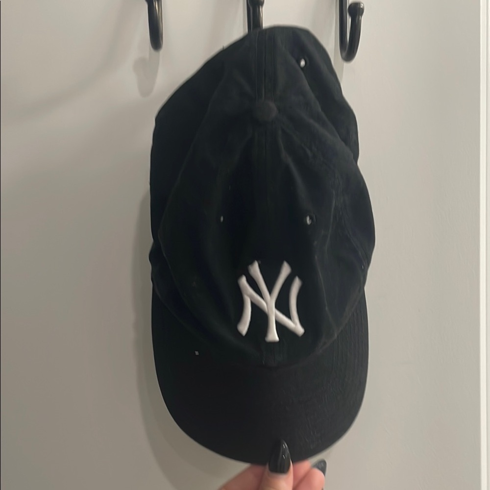 Black NY Yankees Logo Baseball Cap